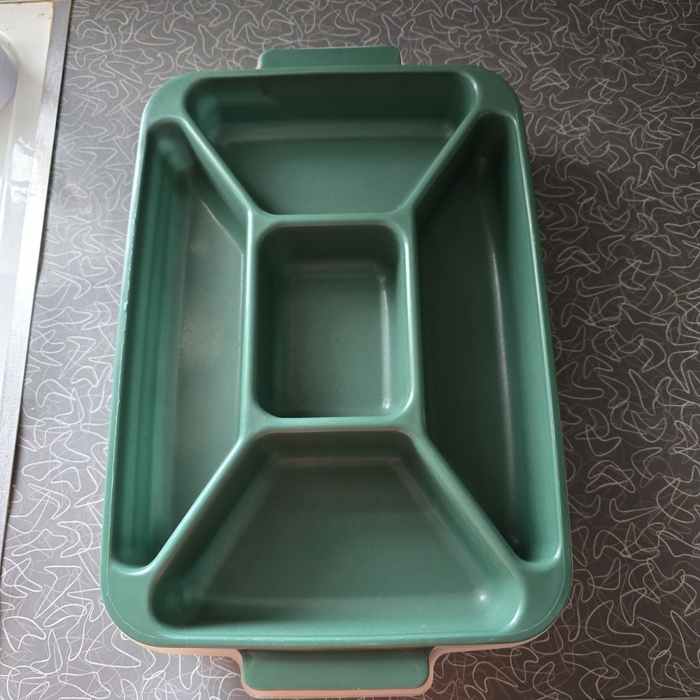 Rubbermaid Servin Saver Hunter Green 0833 Compartment Serving Container W/ Lid
